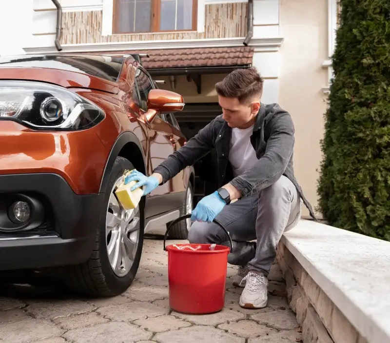 Lavage auto à domicile Montamisé : professionnel intervenant sur un véhicule